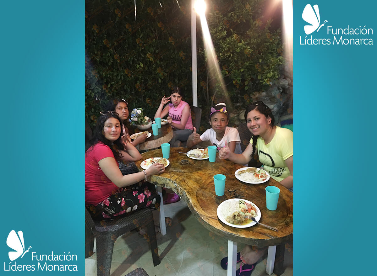 niñas de fundación líderes monarca cenando