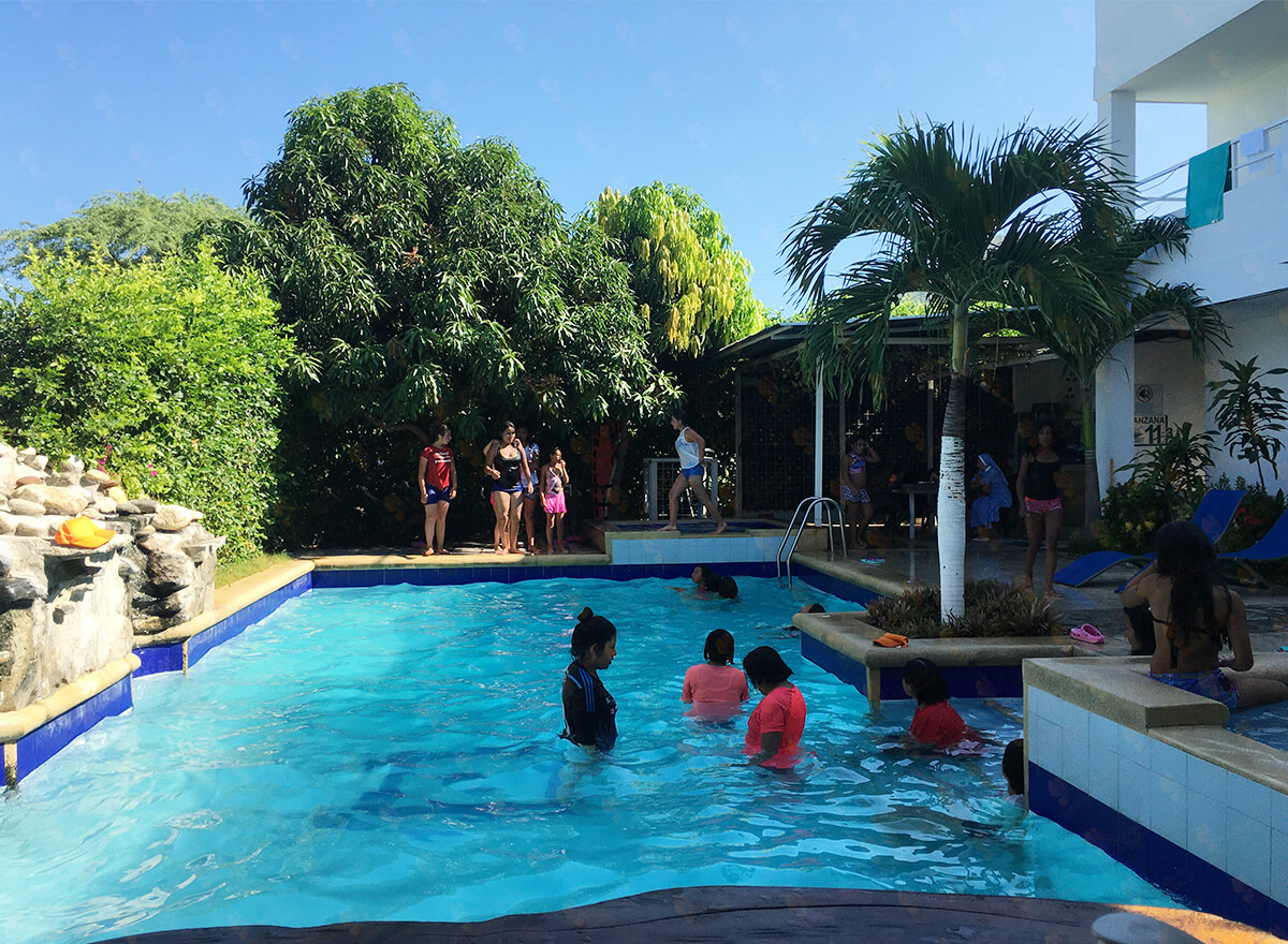 Niñas en piscina de santa marta colombia