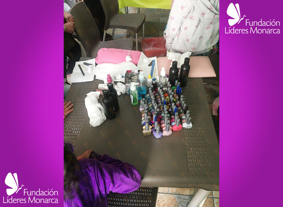 Esmaltes para sesión de belleza fundación líderes monarca