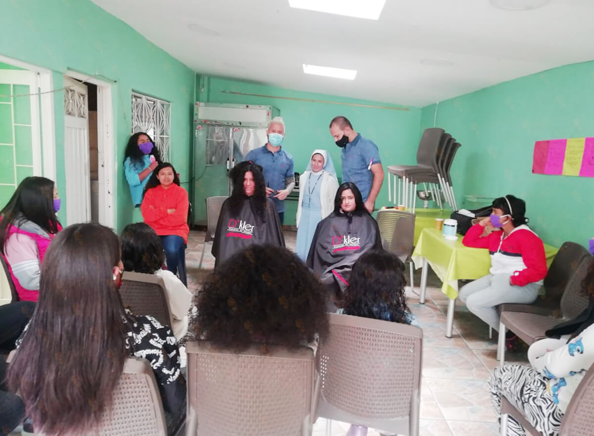 Niña arreglándose el cabello en sesión de belleza fundación líderes monarca